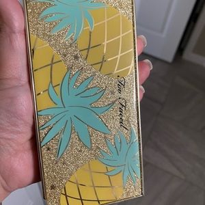 Too Faced Pinneaple eyeshadow pallette